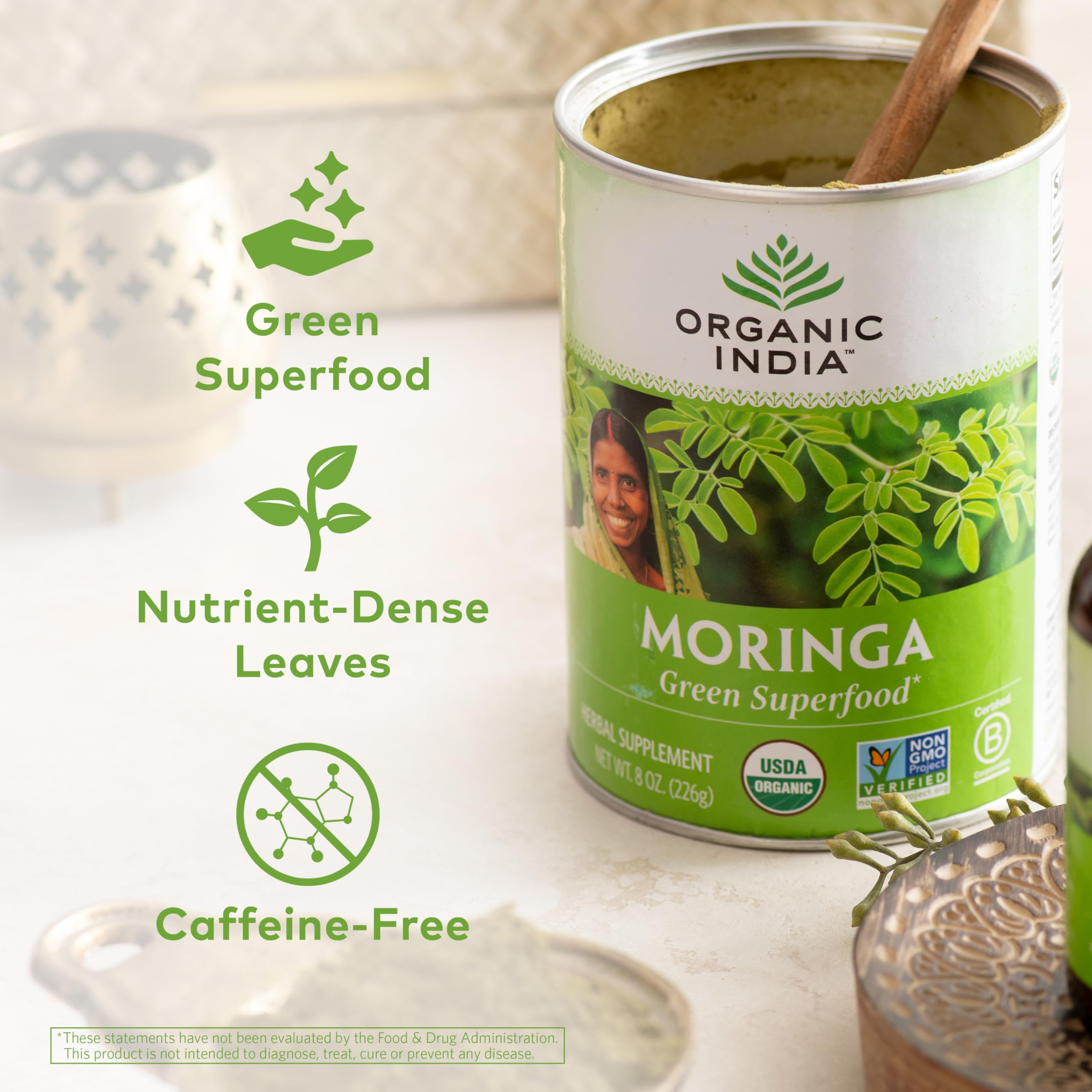 Cucharada medida para incorporar Organic India Moringa en batidos.