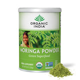 Polvo de Organic India Moringa en lata, fuente de nutrientes naturales.