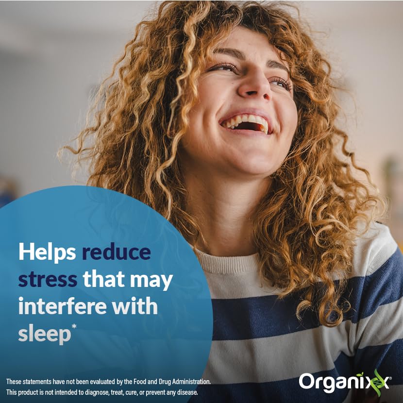 Organixx Clean Sleep 3D, mano sosteniendo cápsula, uso simple antes de acostarse.