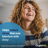 Organixx Clean Sleep 3D, mano sosteniendo cápsula, uso simple antes de acostarse.