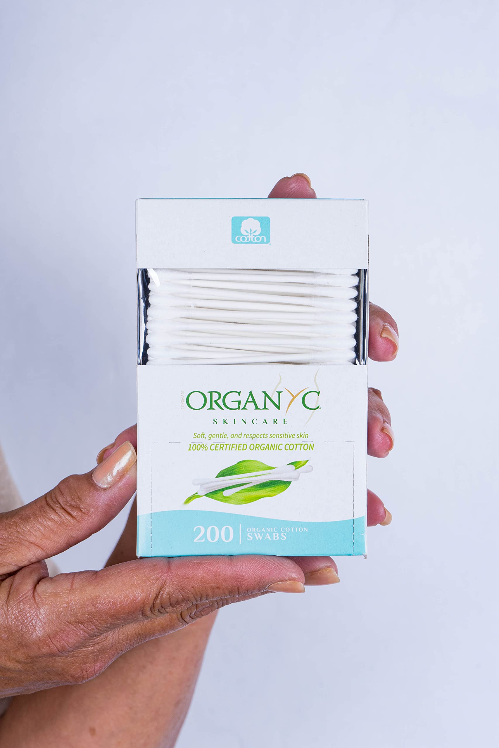 Organyc hipoalergenico, cuidado suave para piel sensible durante la rutina diaria.
