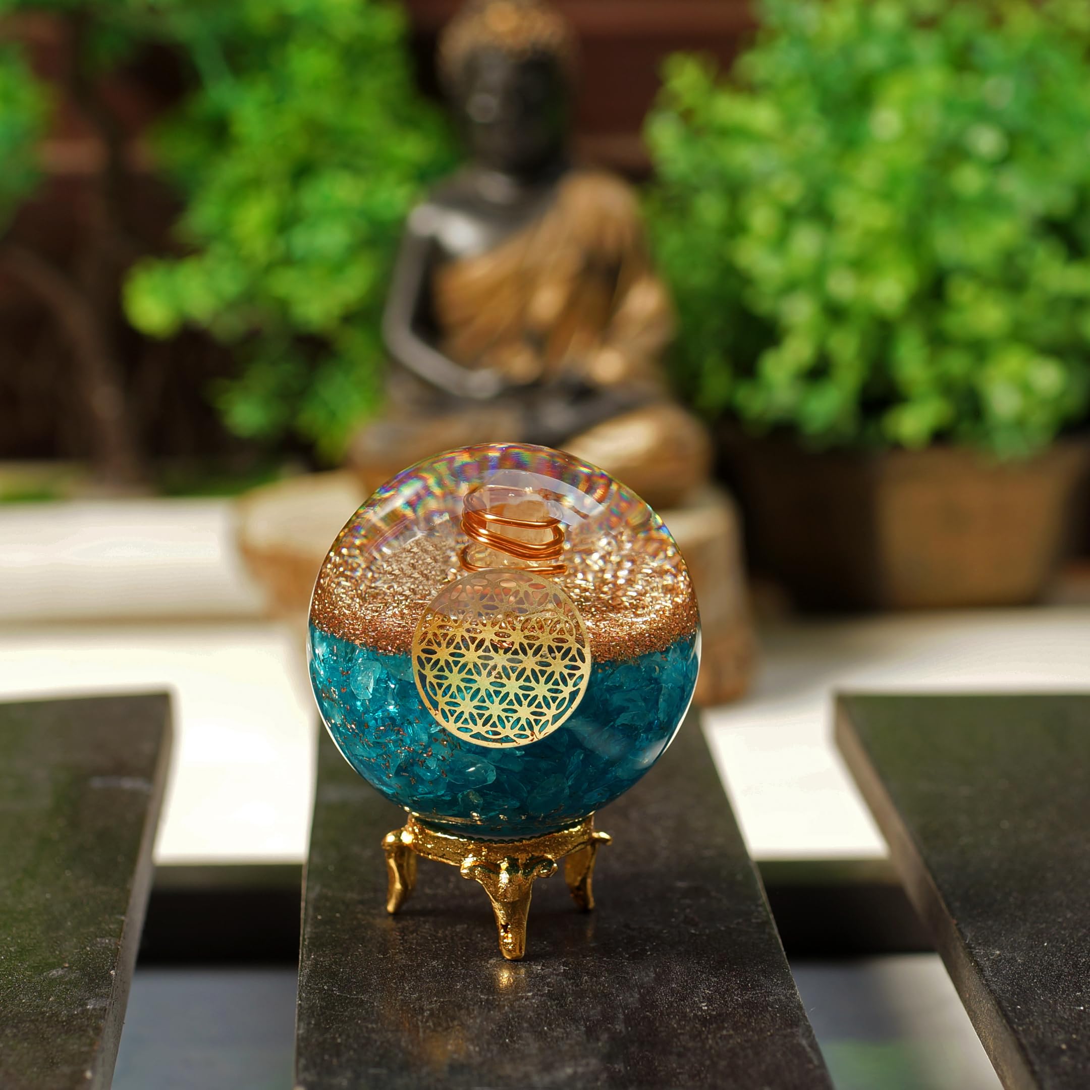Orgonite Crystal primer plano de resina y metales, artesanía hecha a mano.