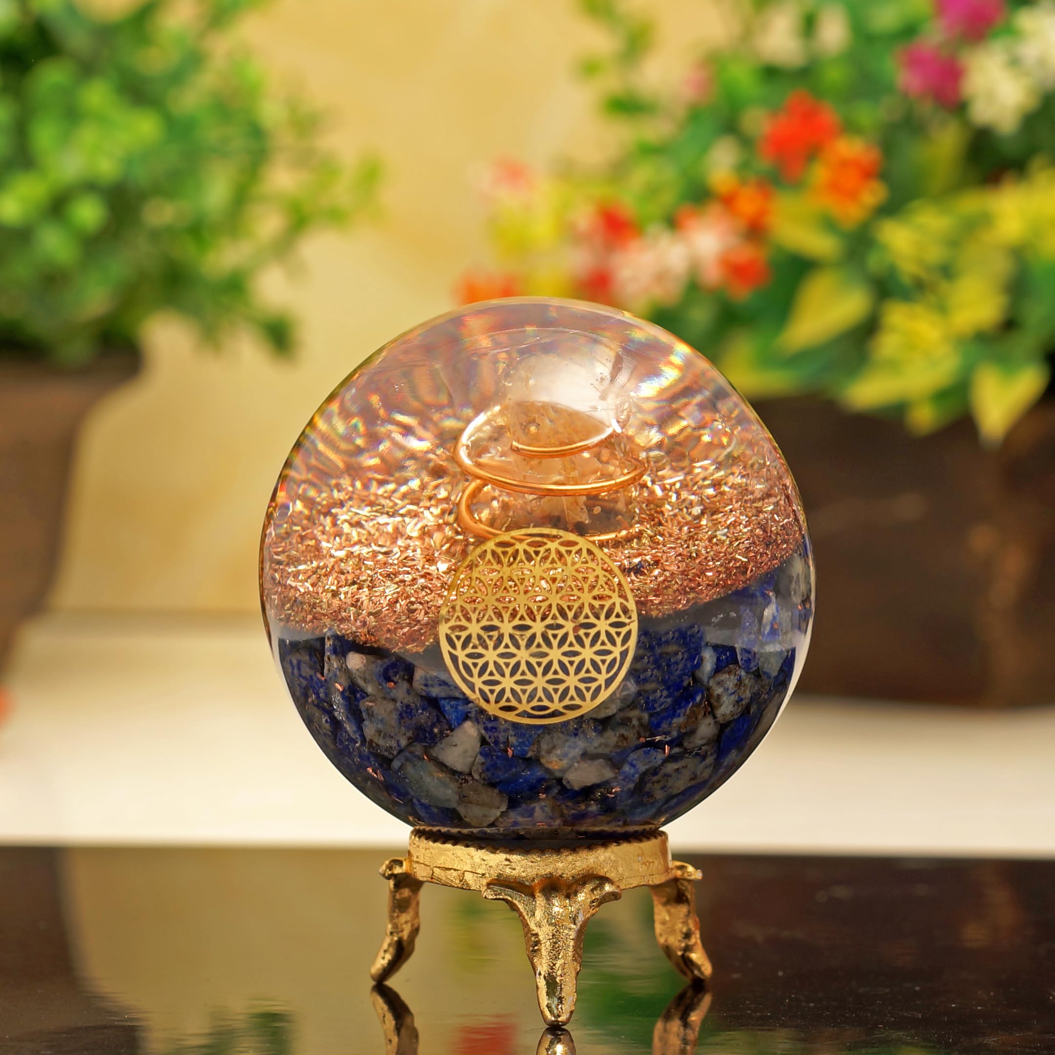 Orgonite Crystal manos sosteniendo bola lapis-lazuli, sensación calmante.