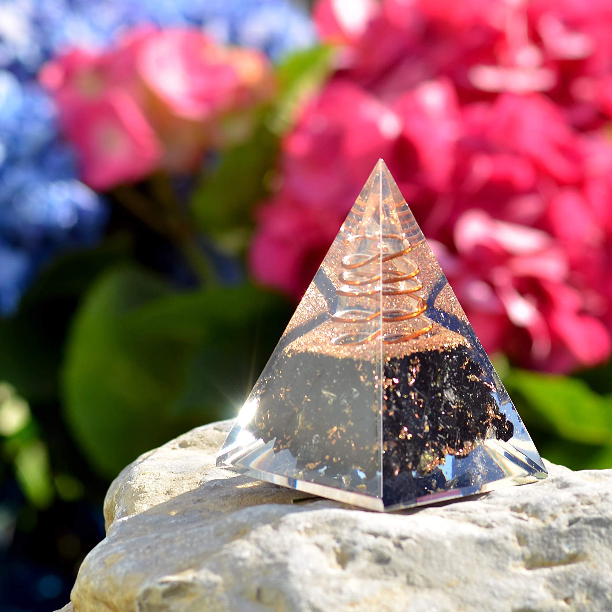 Orgonite Crystal detalle turmalina negra, construcción vibrante para balance emocional