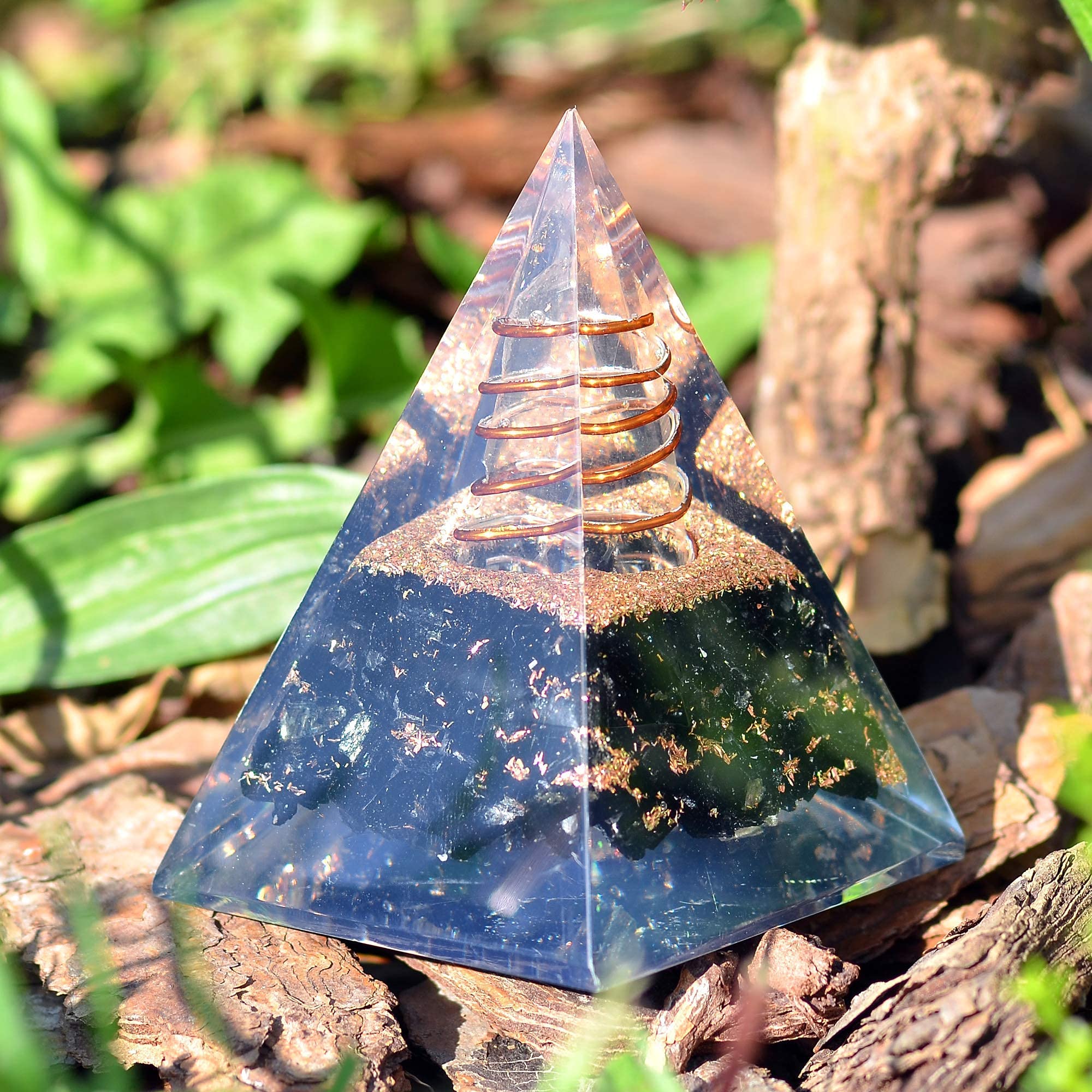 Orgonite Crystal pirámide en escritorio, mejora foco y armonía