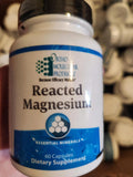 Ortho Molecular Magnesio Reactado en botella: visual de la botella y cápsulas, con enfoque en absorción.