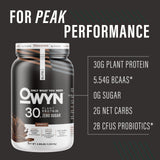 OWYN Pro Elite Chocolate vertiendo en vaso de mezcla para batido de entrenamiento