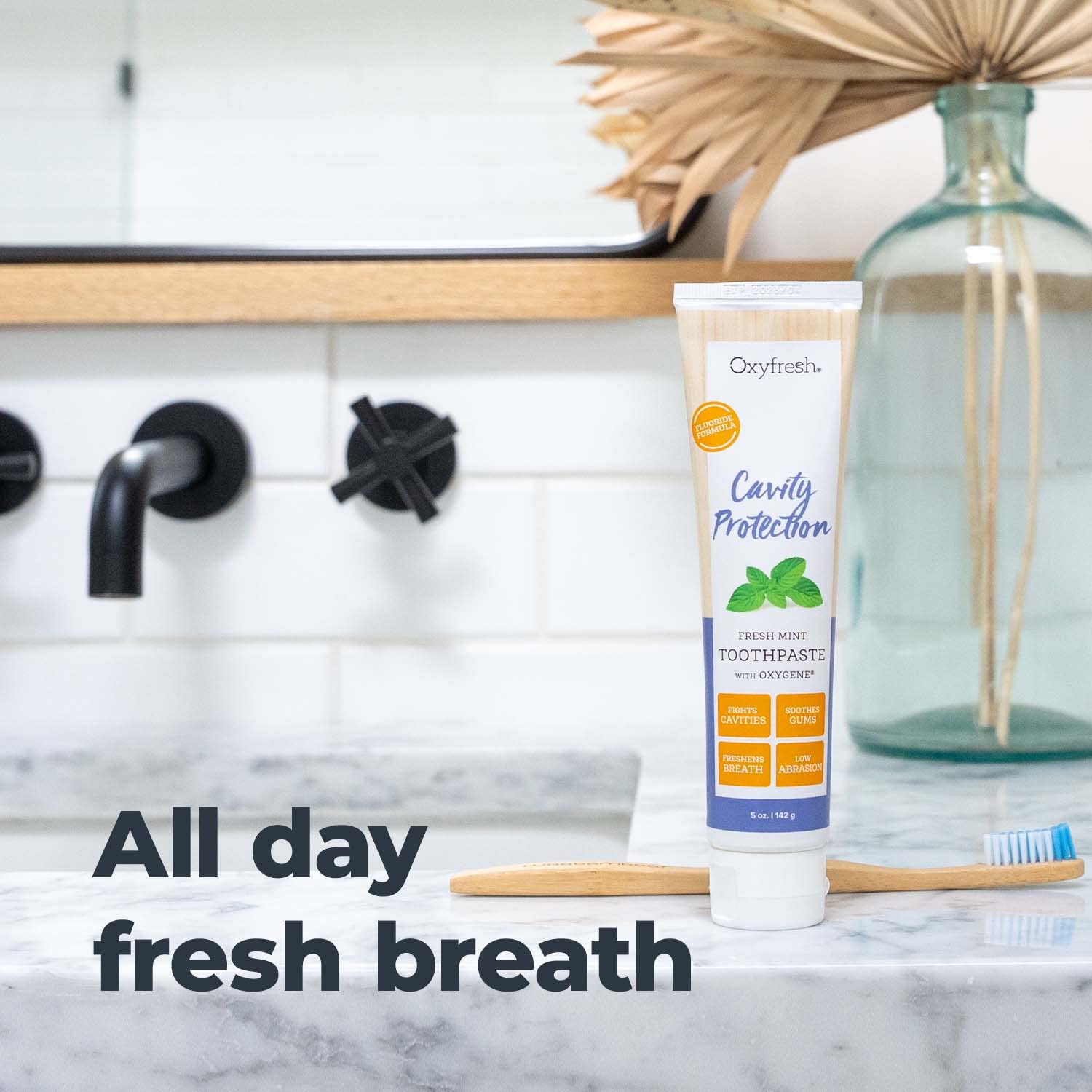 Pasta dental Oxyfresh controla placa y sarro sin manchas.