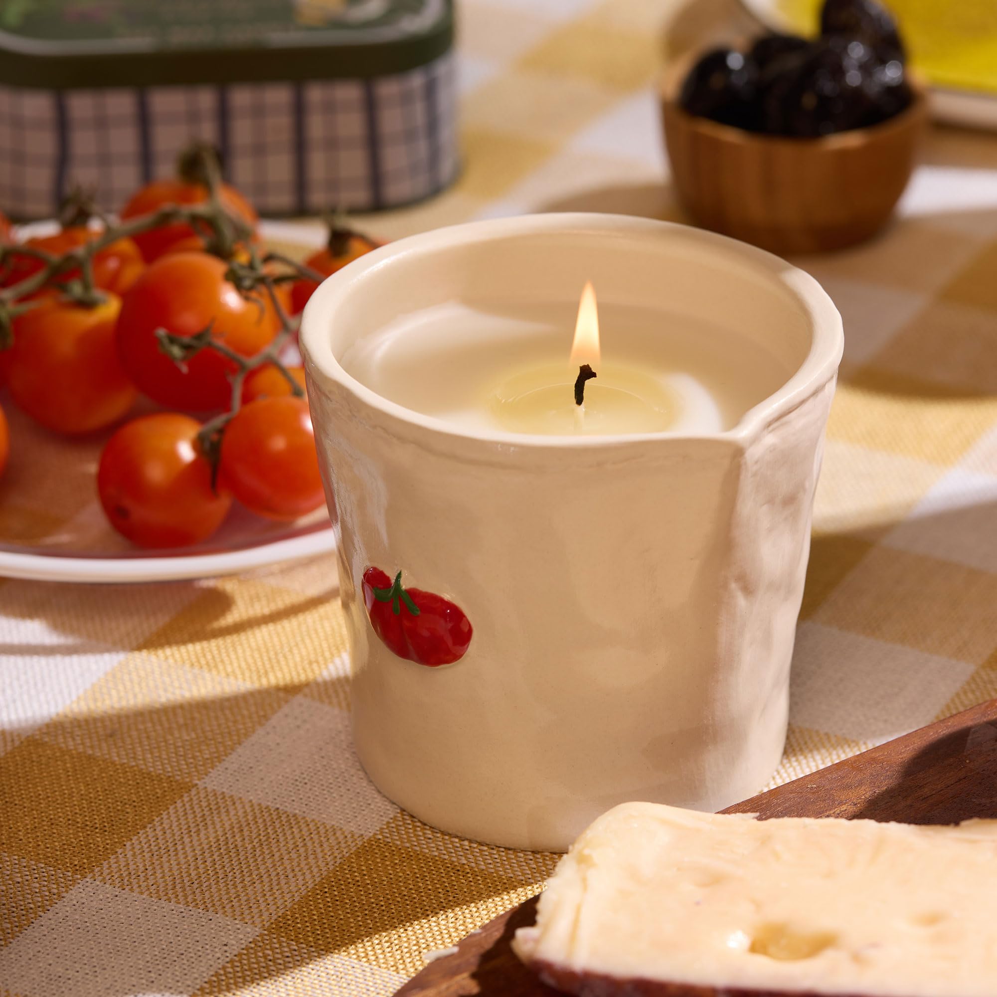 Aroma de tomate de herencia de Paddywax Bistro en frasco, perfecto para ambientes cálidos.