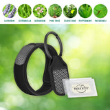 PARA'KITO Pulsera negra en acción durante caminata, protección discreta.