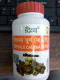 Patanjali Triphala Churna, etiqueta del pote, bienestar digestivo general.