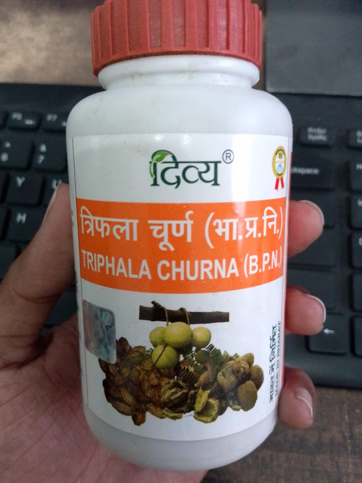 Patanjali Triphala Churna, frente del pote, apoyo digestivo suave.