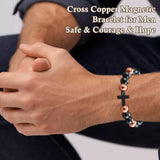 Detalle de cuentas de cobre y hematita magnética para un look sofisticado.