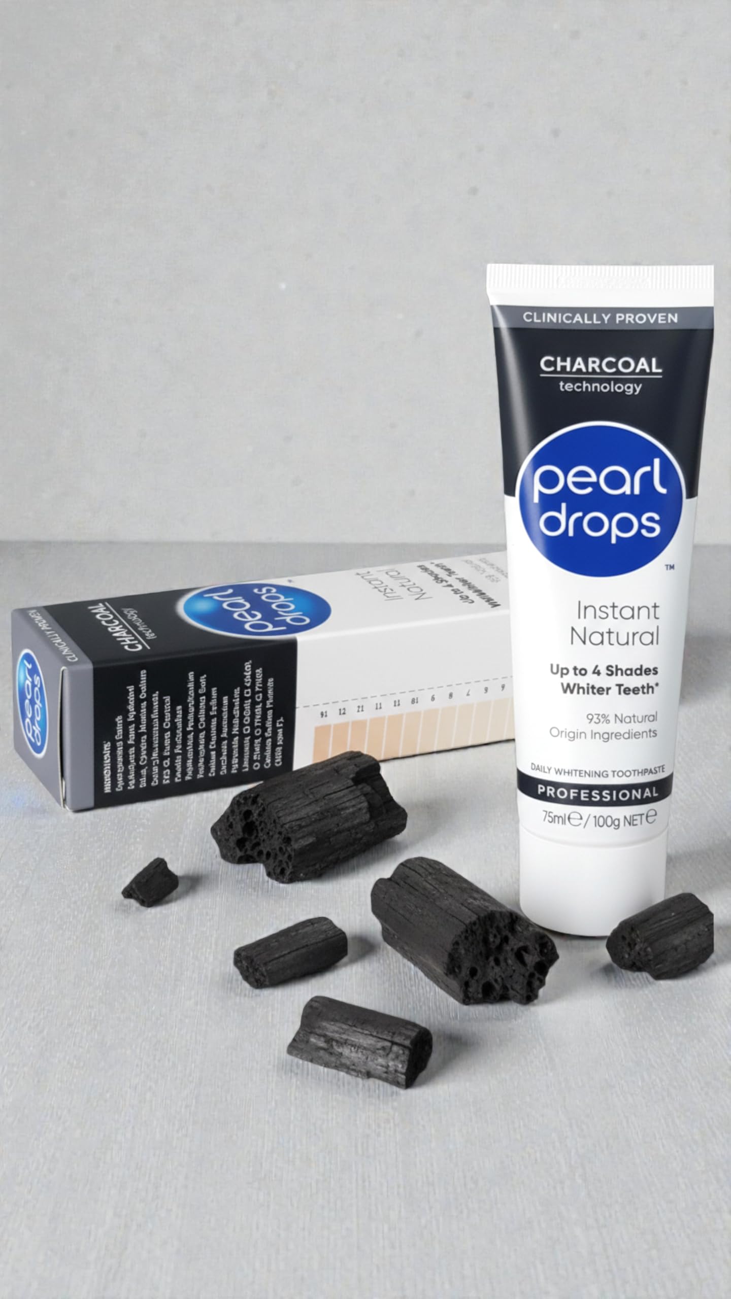 Pearl Drops carbón activado en cepillo, aplicación suave para dientes blancos.