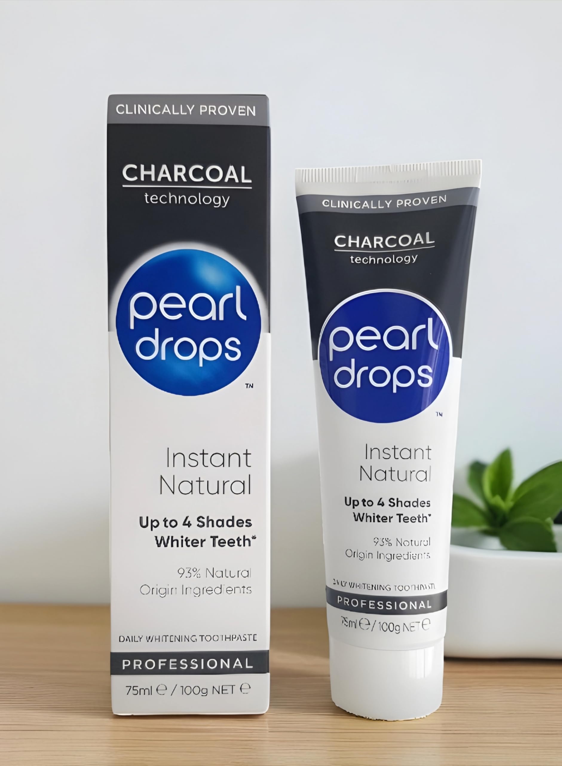 Dientes relucientes tras Pearl Drops carbón activado, sensación de frescura.