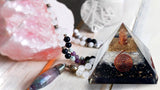 Acabado de resina con cobre en pirámide orgonita, diseño elegante para focalizar espacios