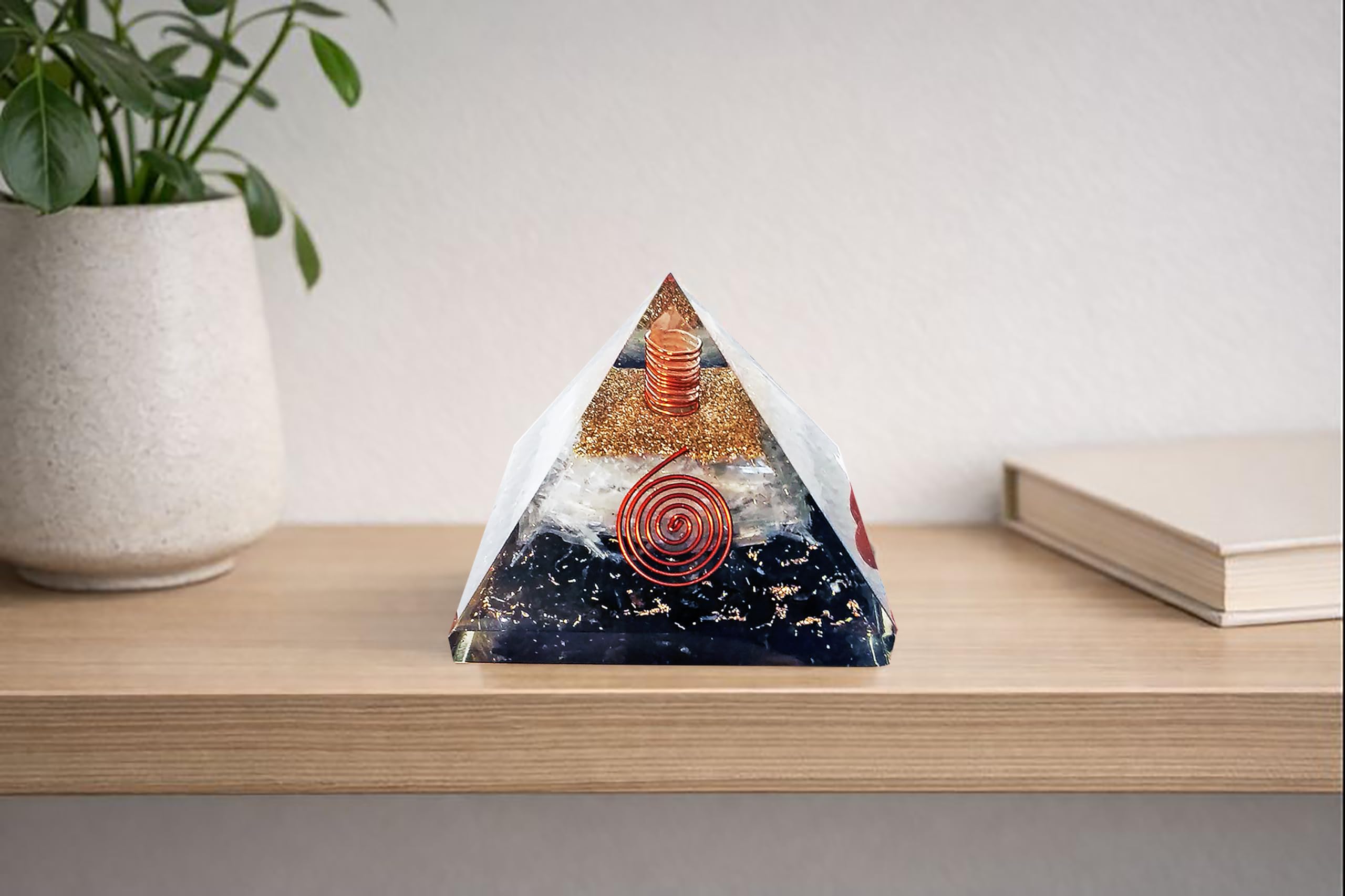 Detalle de la pirámide orgonita con cobre en espiral y cristales curvados