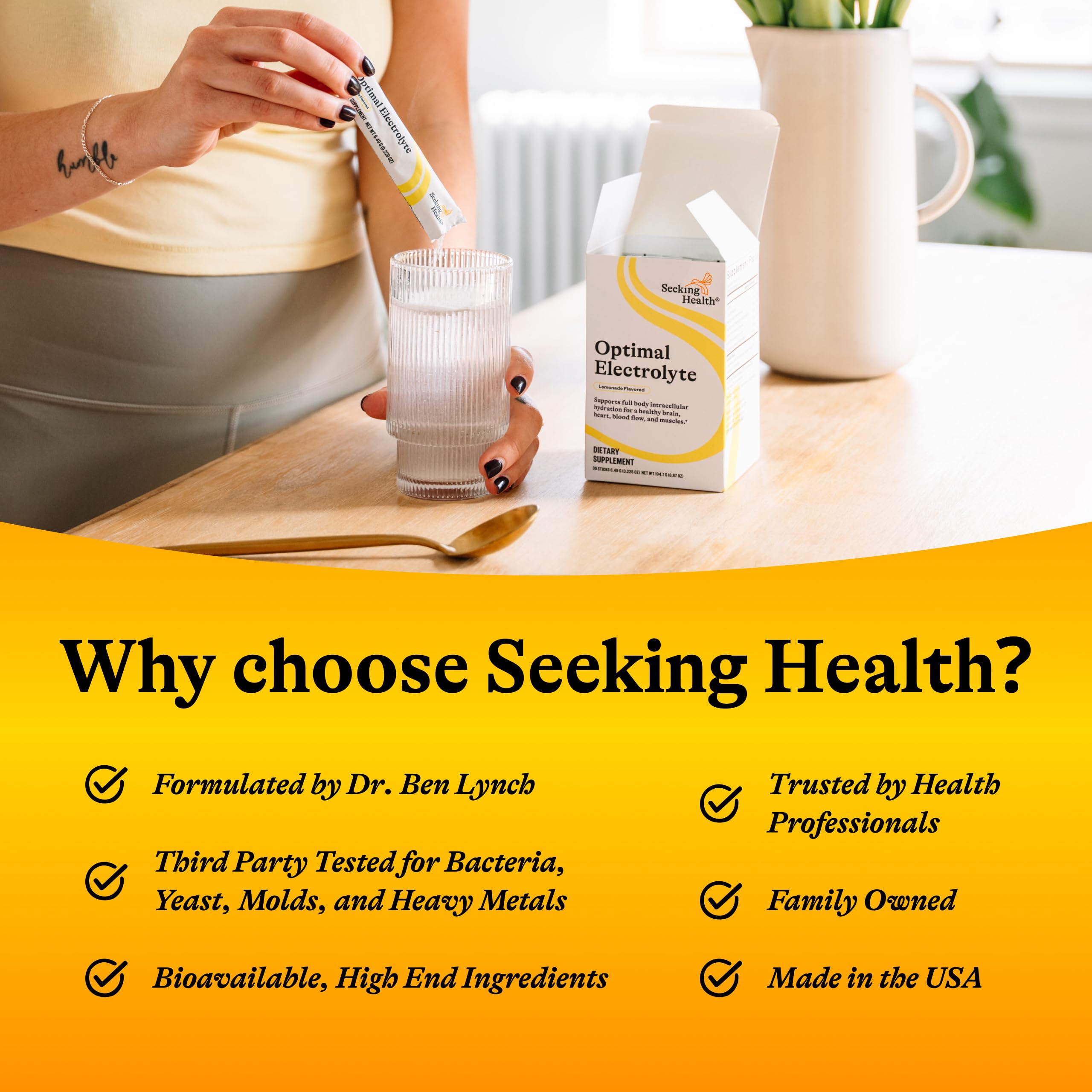 Persona preparando bebida post-entrenamiento con Seeking Health Electrolyte Sticks.
