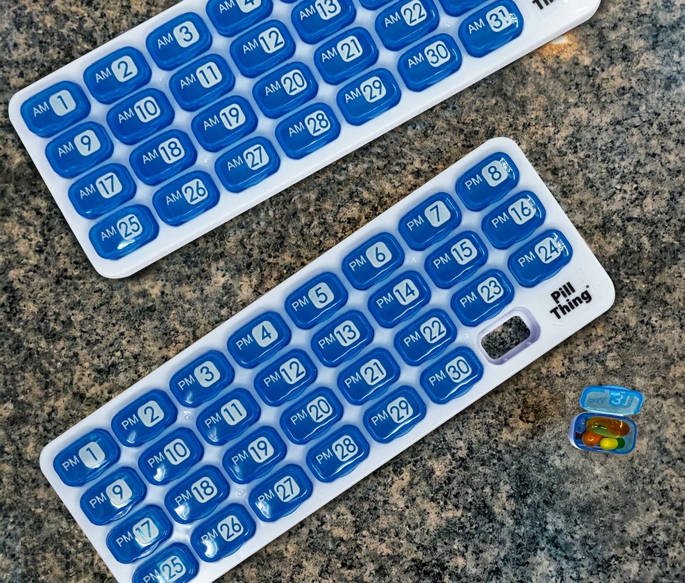 PILL THING, tamaño de pod conveniente para llevar vitaminas o analgésicos.
