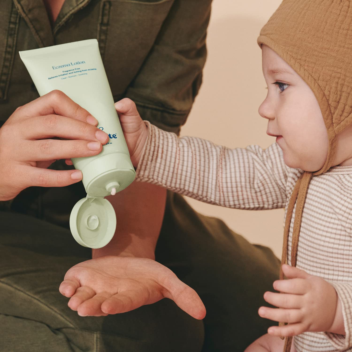 Pipette Loción Eczema: etiqueta limpia muestra ingredientes clave para la piel