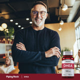 Piping Rock DHEA: cápsulas de 100 mg sobre la mesa, lista para usar.