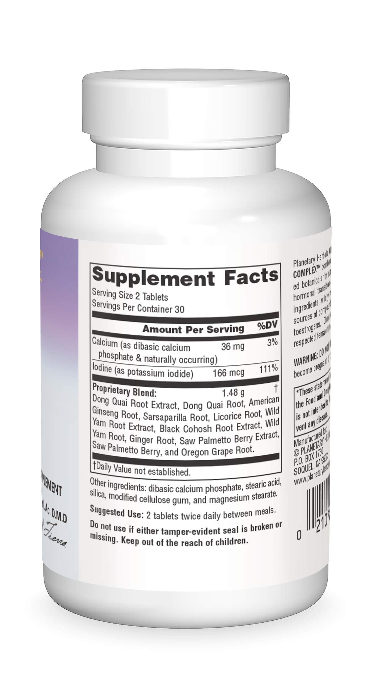 Planetary Herbals Wild Yam-Black Cohosh tabletas en mano para apoyo diario.