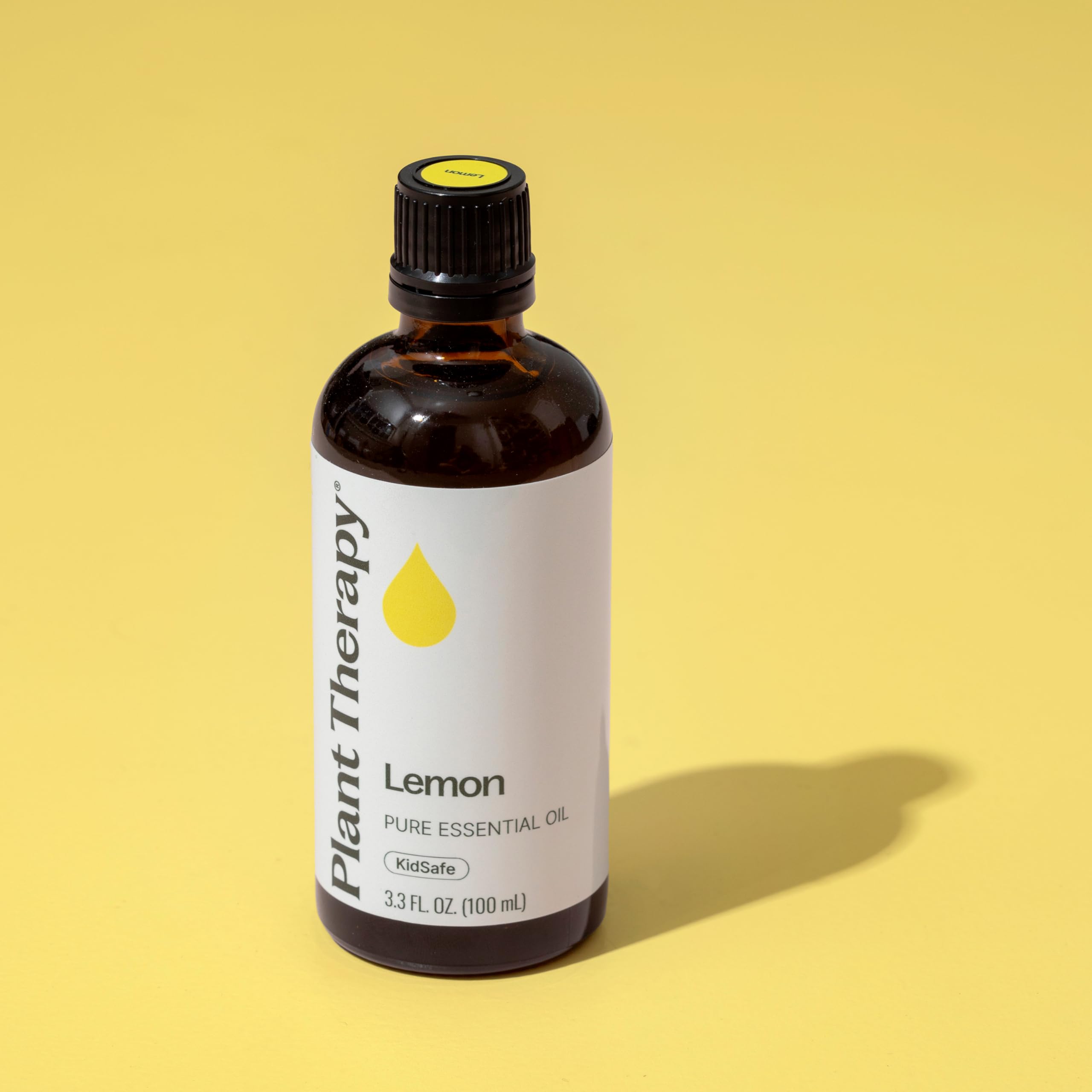 Botella Plant Therapy de limón en escena, ideal para mezclas aromáticas.