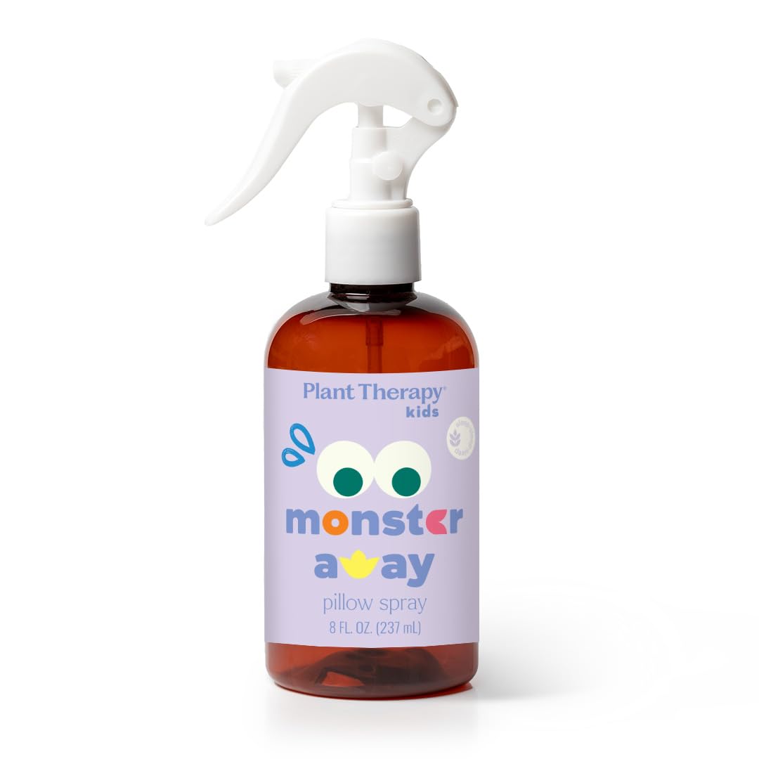 Monster Away de Plant Therapy rociando almohadas para promover calma al dormir.