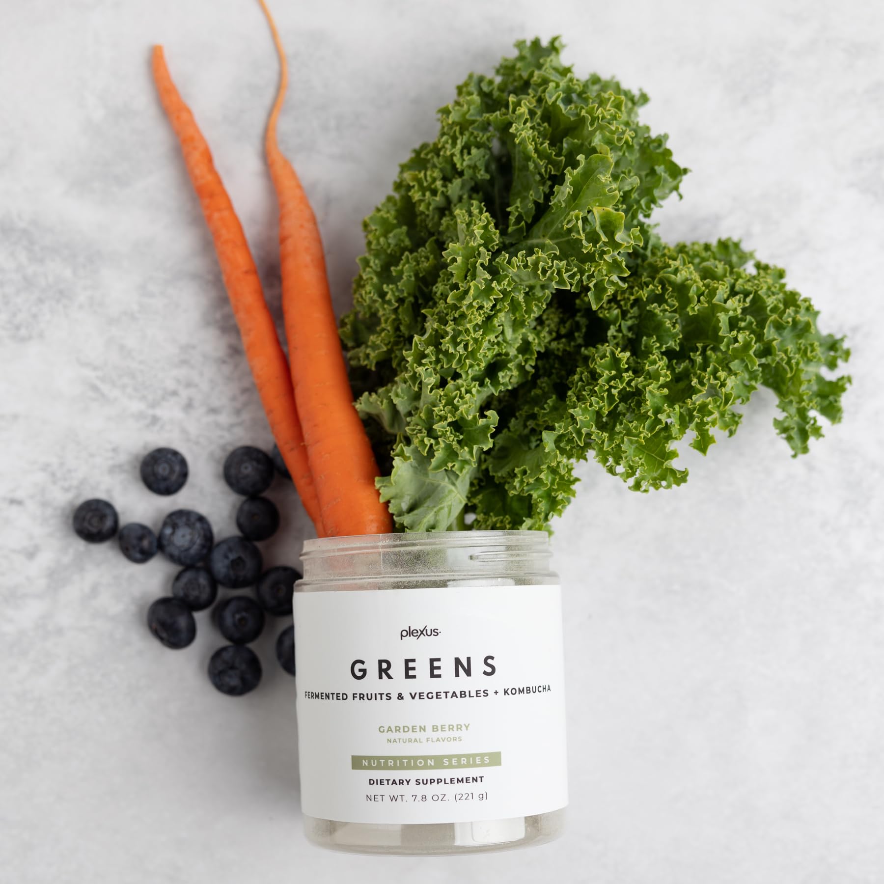 Plexus Greens, vaso con bebida verde, experiencia sensorial agradable.