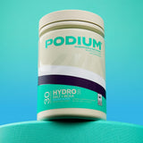 Podium Nutrition Hydro Salt vaso con bebida azul para consumo durante entrenamiento.