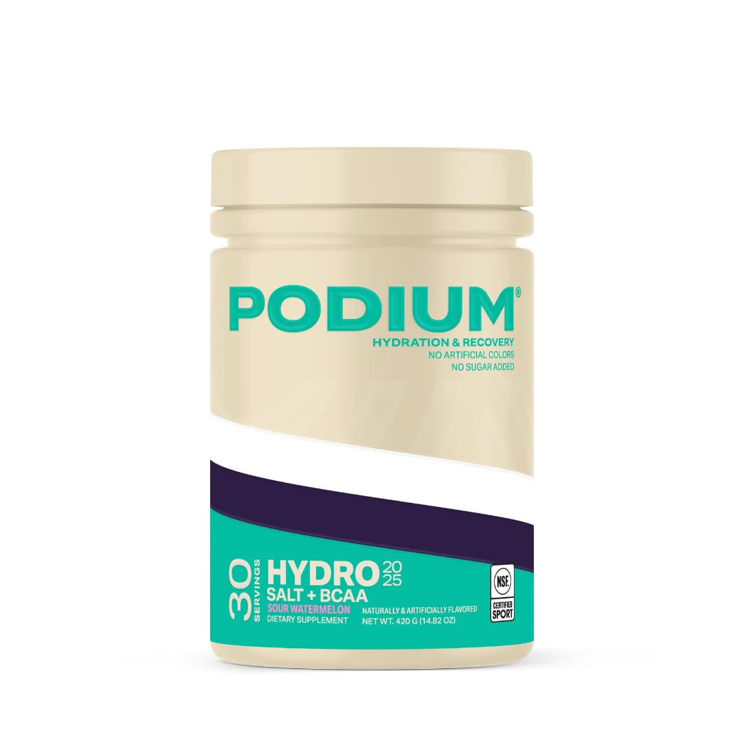 Podium Nutrition Hydro+Salt vertido en vaso para hidratación durante el entrenamiento.