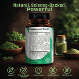 Tomando una tableta de Pomona Wellness Super Greens, conveniente para llevar.