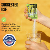 PowderVitamin Electrolytes verter en agua para bebida refrescante