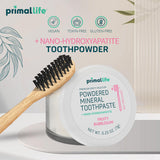 Primal Life Organics Dirty Mouth Toothpowder aplicación en cucharilla para dosificación