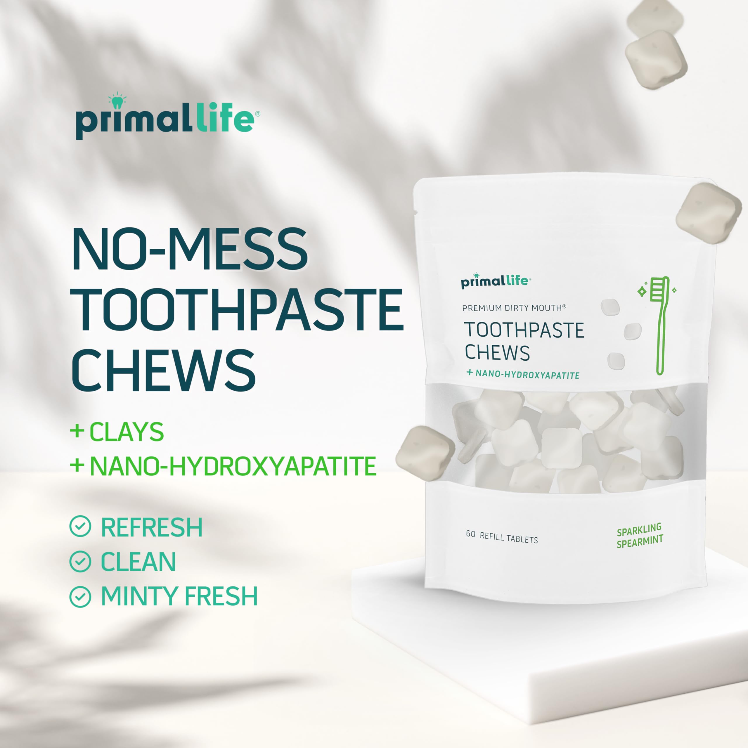 Mano sosteniendo tabletas Primal Life Organics, inicio de la limpieza rápida.