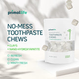 Mano sosteniendo tabletas Primal Life Organics, inicio de la limpieza rápida.