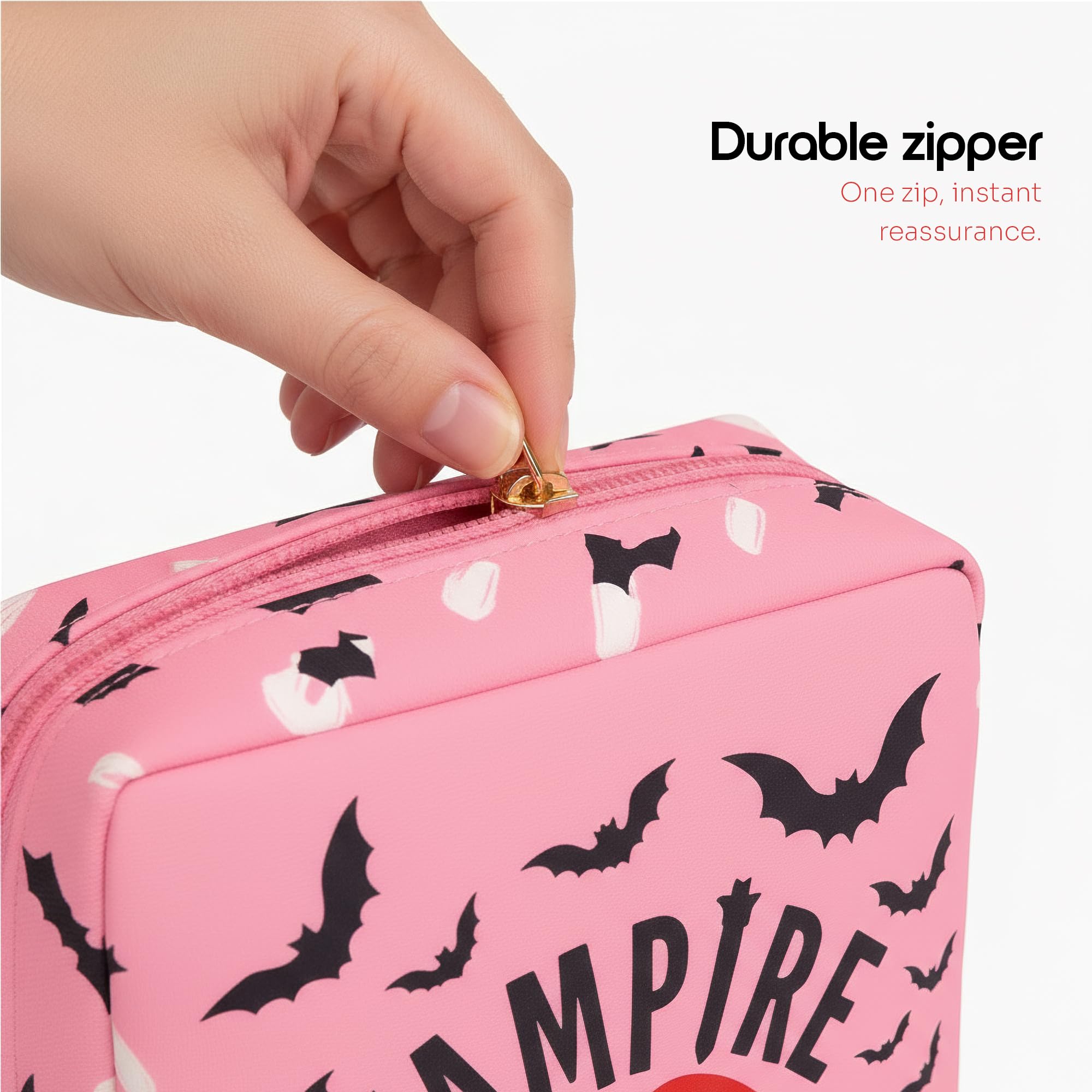 Primo Lines Period Pouch con estilo moderno: complemento chic para bolsa escolar.
