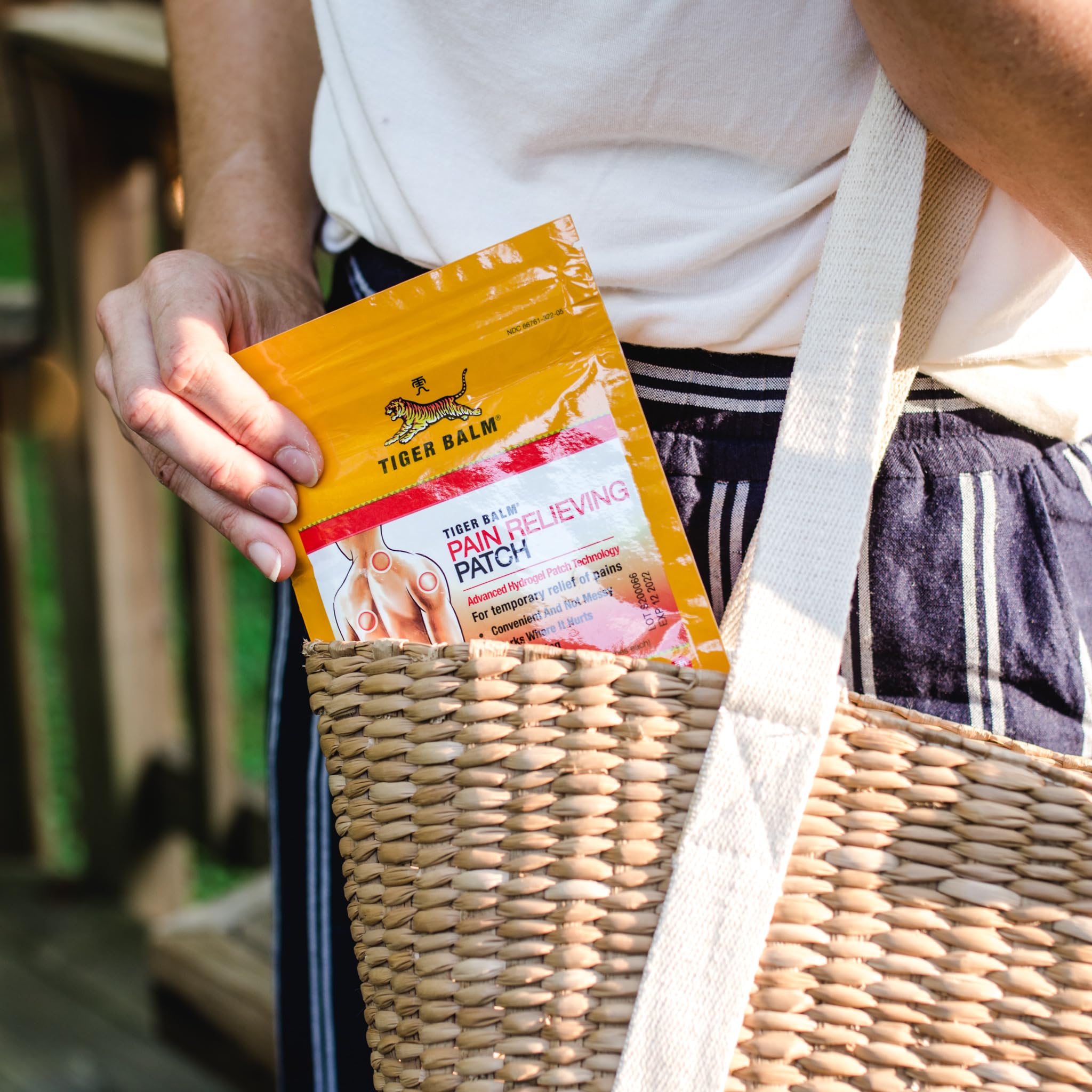 Parche Tiger Balm en brazo, comodidad discreta sin residuo en la piel.