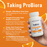 Probiora Health tabletas naranjas al dispensador, uso diario cómodo.