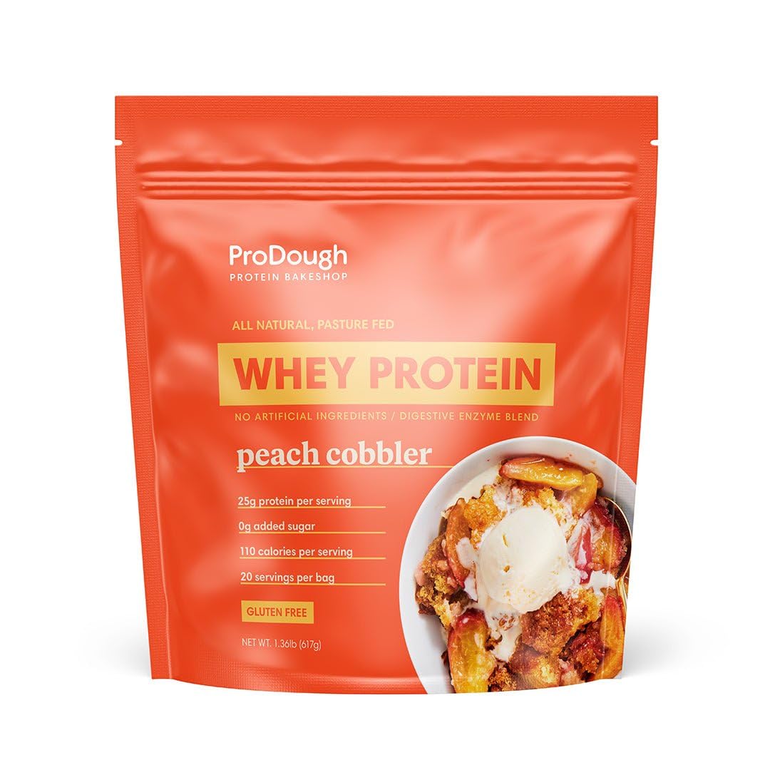 ProDough Gourmet Whey Isolate Peach Cobbler en envase, 25 g de proteína por porción.