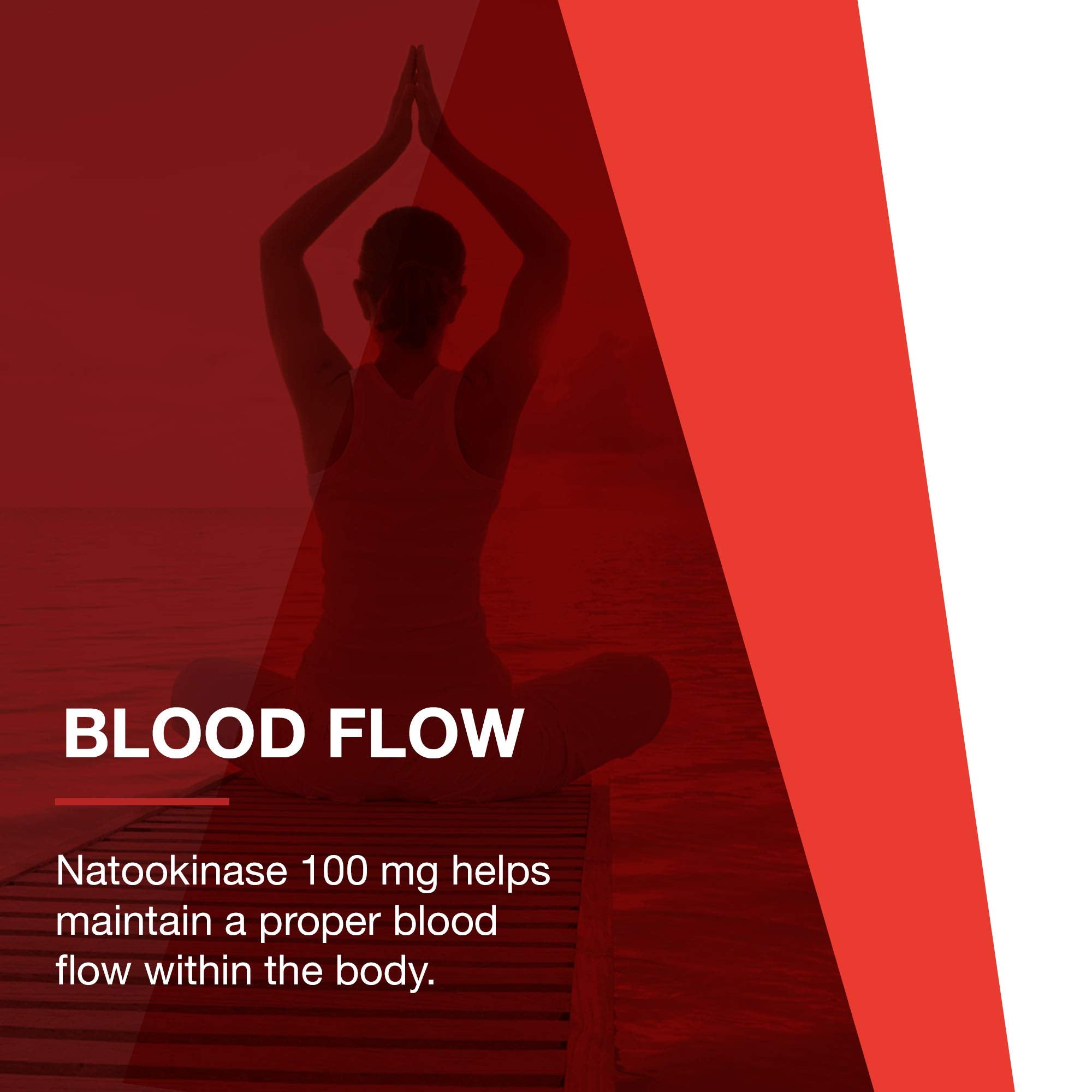 Manos sosteniendo cápsulas nattokinase PROTOCOL FOR LIFE BALANCE, conveniente ritual diario.