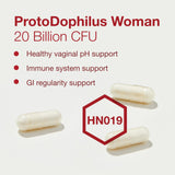 Manos sujetando el frasco de ProtoDophilus Woman para uso cotidiano.