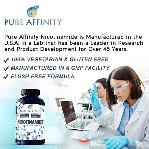 Pure Affinity Nicotinamida: mano sosteniendo la botella para tu rutina diaria.