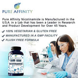 Pure Affinity Nicotinamida: mano sosteniendo la botella para tu rutina diaria.