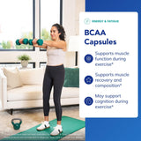 Pure Encapsulations BCAA cápsulas: manos abriendo la botella para toma rápida tras entrenar.