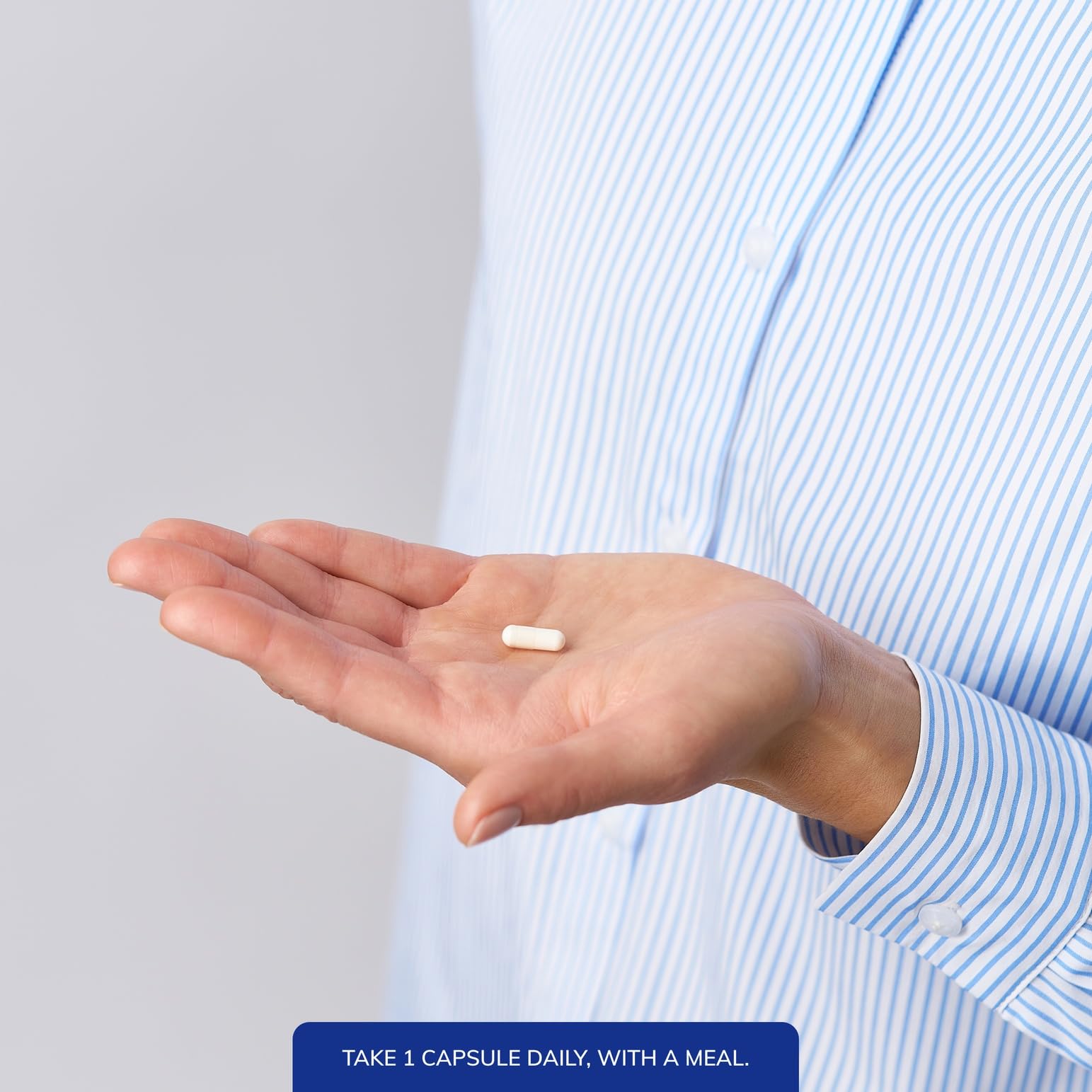 Pure Encapsulations Folato 5,000, botella en mano, uso diario sencillo.