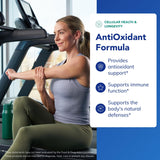 Pure Encapsulations Fórmula Antioxidante: cápsulas en mano para uso diario.
