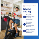 Pure Encapsulations Niacitol: cápsulas blancas en mano para toma diaria.