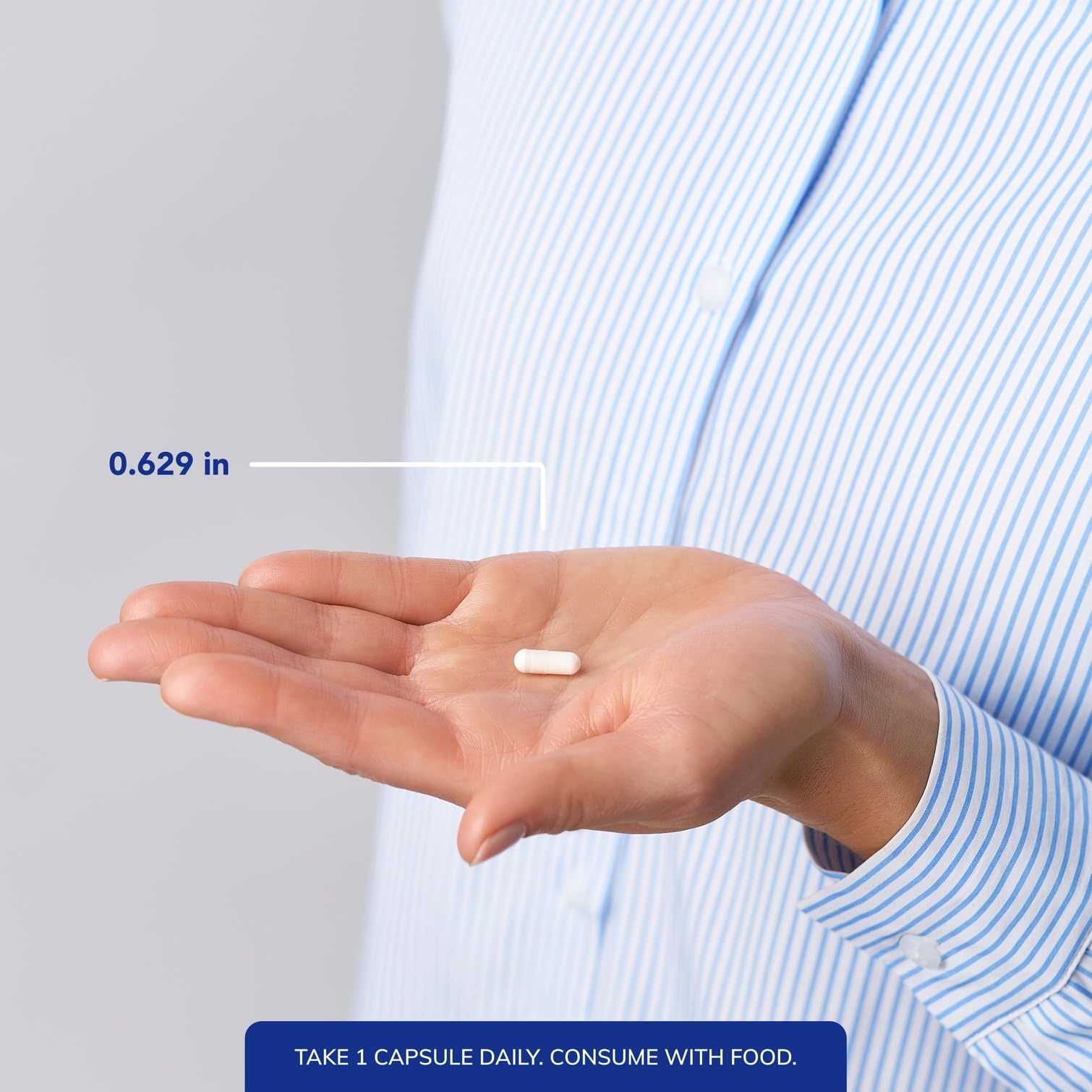 Cápsulas de Vitamina D3 en la mano, dosis fácil de tomar