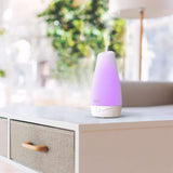Pure Enrichment PureSpa: incluye adaptador de corriente y taza medidora para medir agua.